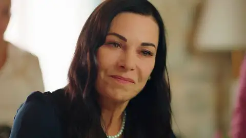 Azade y Ayse dejan atrás sus diferencias mientras esperan a Ferit: “¡Volverá a casa!” Azade y Ayse dejan atrás sus diferencias mientras esperan a Ferit: “¡Volverá a casa!”