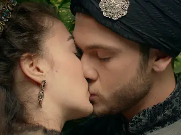 Bayaceto y Huricihan se besan a escondidas: "No puedo olvidarme de nuestro amor" Bayaceto y Huricihan se besan a escondidas: "No puedo olvidarme de nuestro amor"