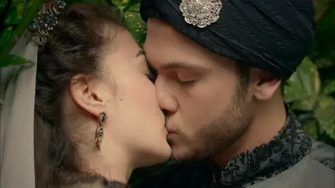 Bayaceto y Huricihan se besan a escondidas: "No puedo olvidarme de nuestro amor" Bayaceto y Huricihan se besan a escondidas: "No puedo olvidarme de nuestro amor"