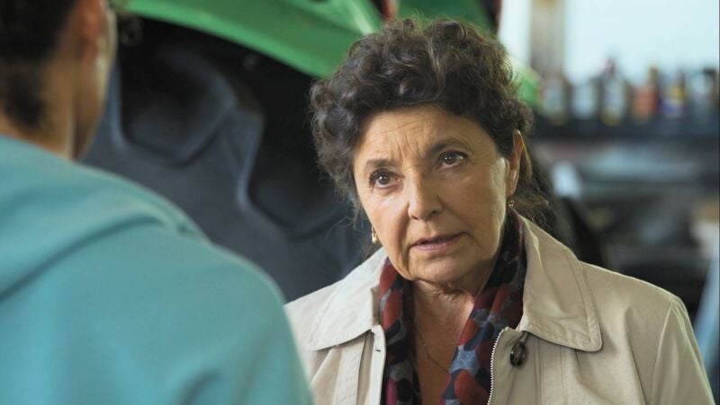 Elisabeth sale en defensa de su hijo Martin y planta cara a Caro 