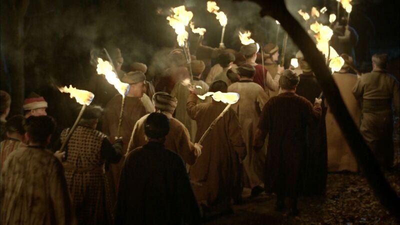 Rustem y Mihrimah, asediados por una muchedumbre que quiere sus cabezas