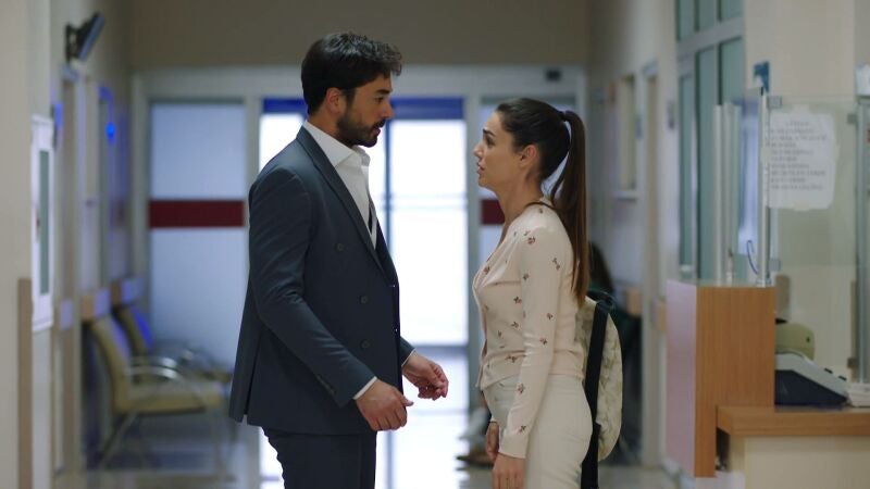 Ayse y Ferit llevan a Hande al hospital después de que ella intentara suicidarse 