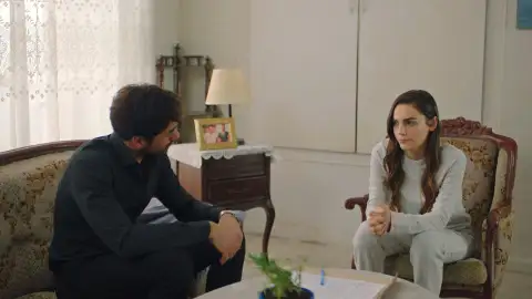 Ayse y Ferit Corazón herido