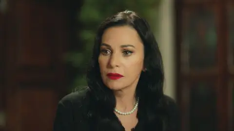 Azade frente a Ferit Corazón herido