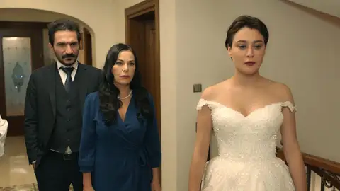 Azade en casa de Hande Corazón herido