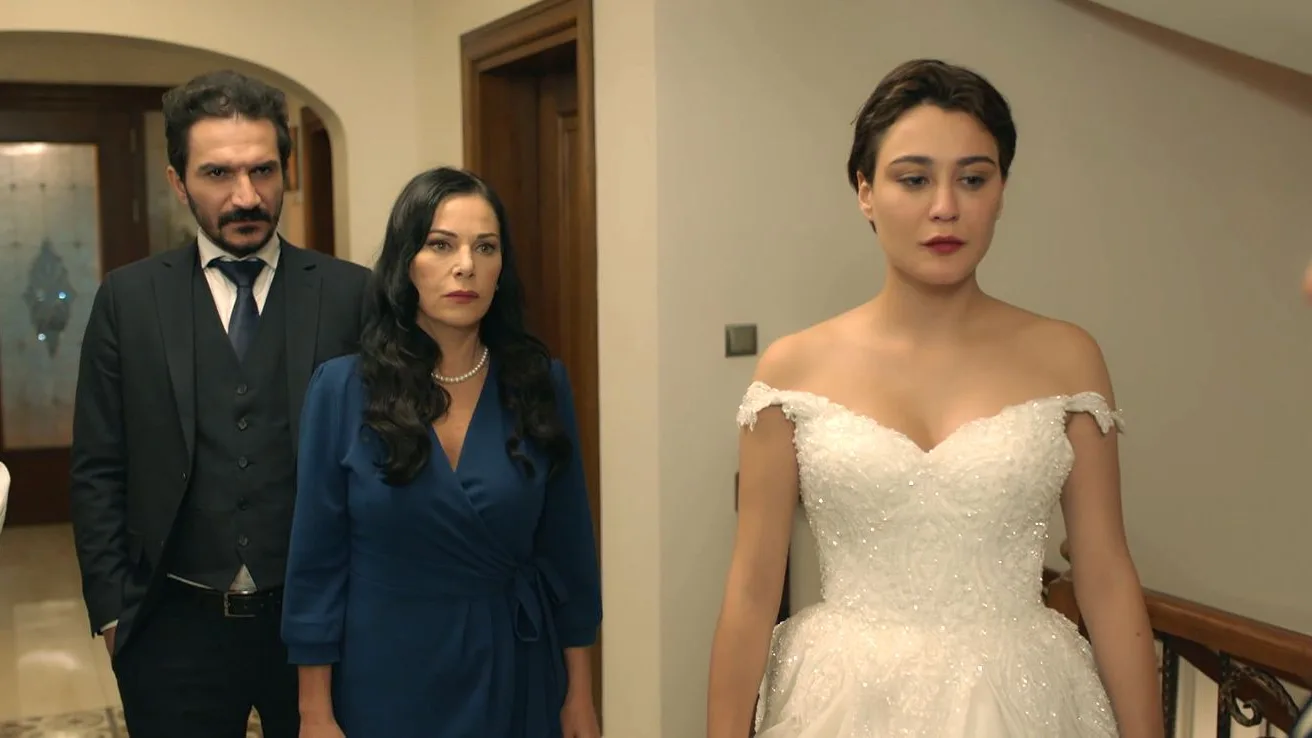 Azade en casa de Hande Corazón herido