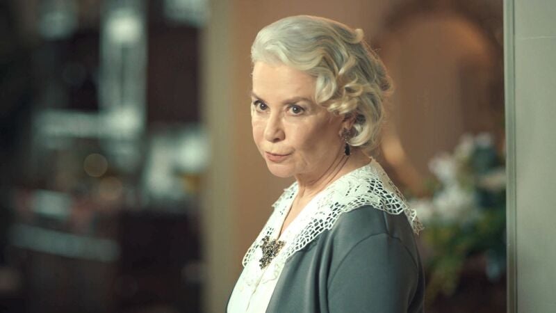 La matriarca de los Boran, Esma, ha mandado a uno de sus hijos a la capital para convencer a Faruk de que vuelva a casa para una cena importante