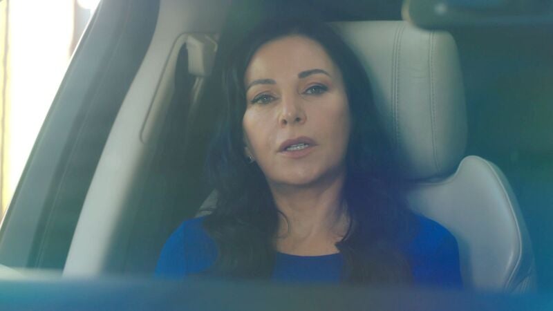 Azade descubre que su marido Adnan ha pasado la noche en una pensión con la enfermera Sadet