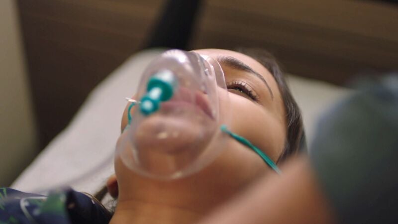 La vida de Ayse pende de un hilo después de que Mirsha la haya encontrado inconsciente en su casa