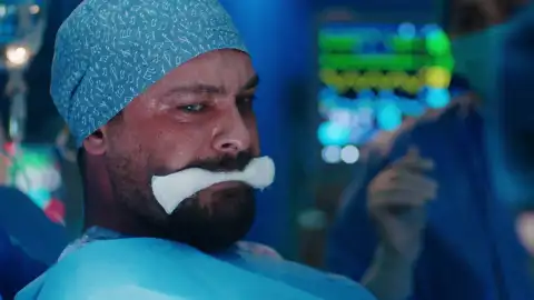 Ferman se opera a sí mismo ante el asombro del resto de médicos Ferman se opera a sí mismo ante el asombro del resto de médicos