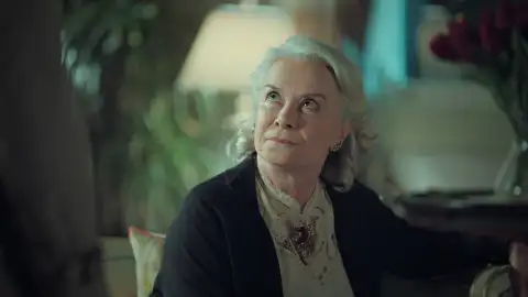 Esma no puede dormir. Estás demasiado nerviosa para conciliar el sueño. En ese momento, llega a casa Faruk con Süreyya. Esma confiesa a su hijo que Murat está encerrado en su habitación con una joven de dudosa reputación. La matriarca de los Boran está muy preocupada porque ya no puede controlar a sus hijos, y pide a Faruk que tome cartas en el asunto. "No te concedí mis poderes para que los usarás en mi contra. Despierta y cuida de tu familia", le ruega. Para ella, sus hijos han perdido los valores morales y la clase que reinaba en la mansión de la familia. Esma no puede dormir. Estás demasiado nerviosa para conciliar el sueño. En ese momento, llega a casa Faruk con Süreyya. Esma confiesa a su hijo que Murat está encerrado en su habitación con una joven de dudosa reputación. La matriarca de los Boran está muy preocupada porque ya no puede controlar a sus hijos, y pide a Faruk que tome cartas en el asunto. "No te concedí mis poderes para que los usarás en mi contra. Despierta y cuida de tu familia", le ruega. Para ella, sus hijos han perdido l...