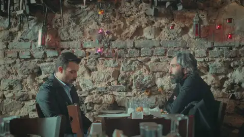 Adem revela a Fikret sus secretos más cultos Adem revela a Fikret sus secretos más cultos