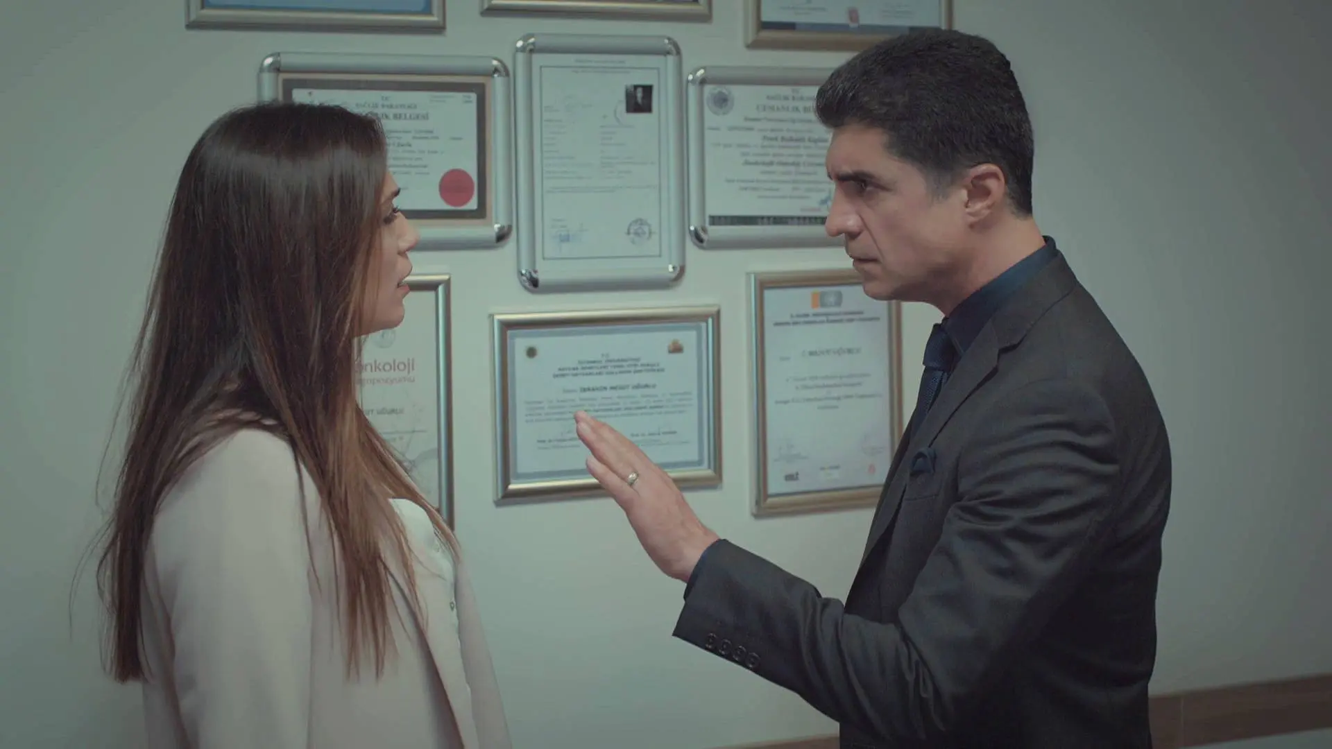Faruk deja las cosas claras a Begüm: "Desapareciste de mi vida y no quiero saber nada de ti" Faruk deja las cosas claras a Begüm: "Desapareciste de mi vida y no quiero saber nada de ti"