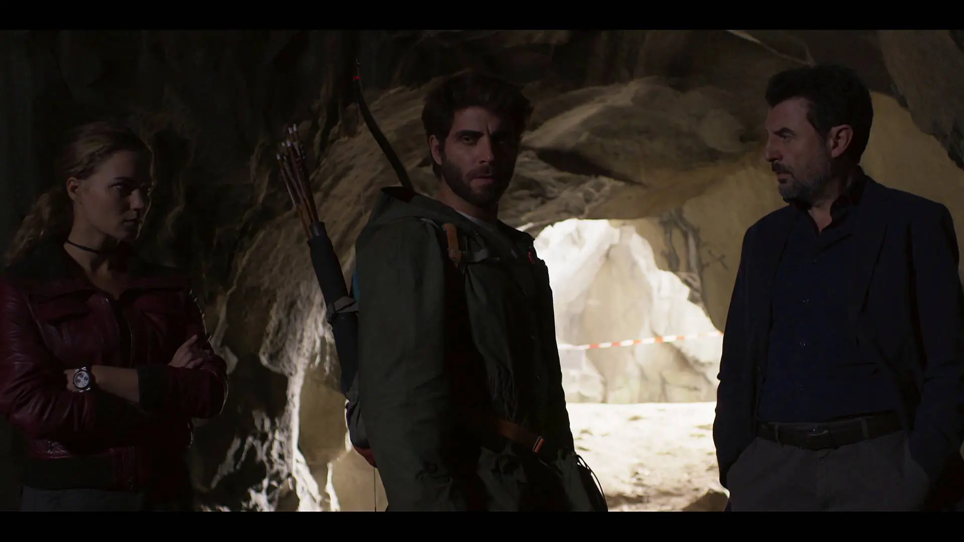 Nathan ayuda a buscar pruebas en la escena del crimen Nathan ayuda a buscar pruebas en la escena del crimen
