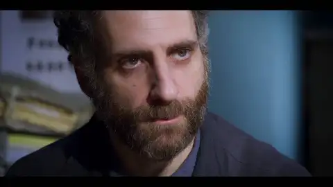Nathan ayuda a buscar pruebas en la escena del crimen Nathan ayuda a buscar pruebas en la escena del crimen
