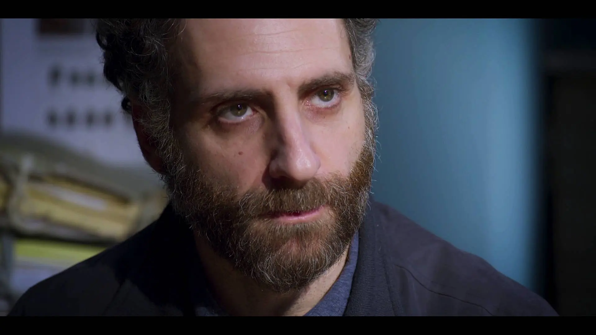 Nathan ayuda a buscar pruebas en la escena del crimen Nathan ayuda a buscar pruebas en la escena del crimen
