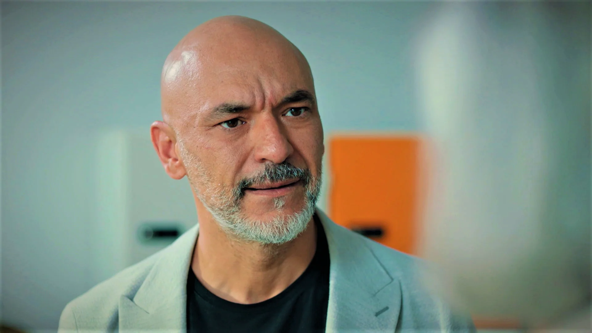 La señora Sevgi le confiesa la verdad a Ahmet: "Ömer es tu hijo" La señora Sevgi le confiesa la verdad a Ahmet: "Ömer es tu hijo"