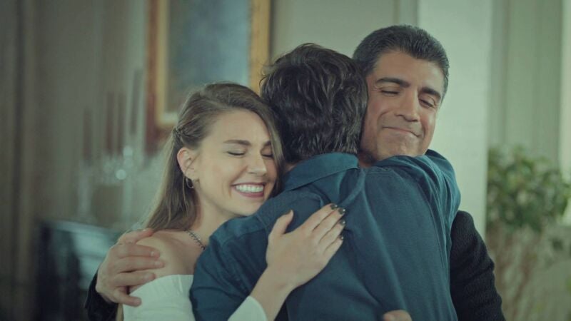 Fikret da una noticia muy importante a su familia...¡todos están locos de alegría!