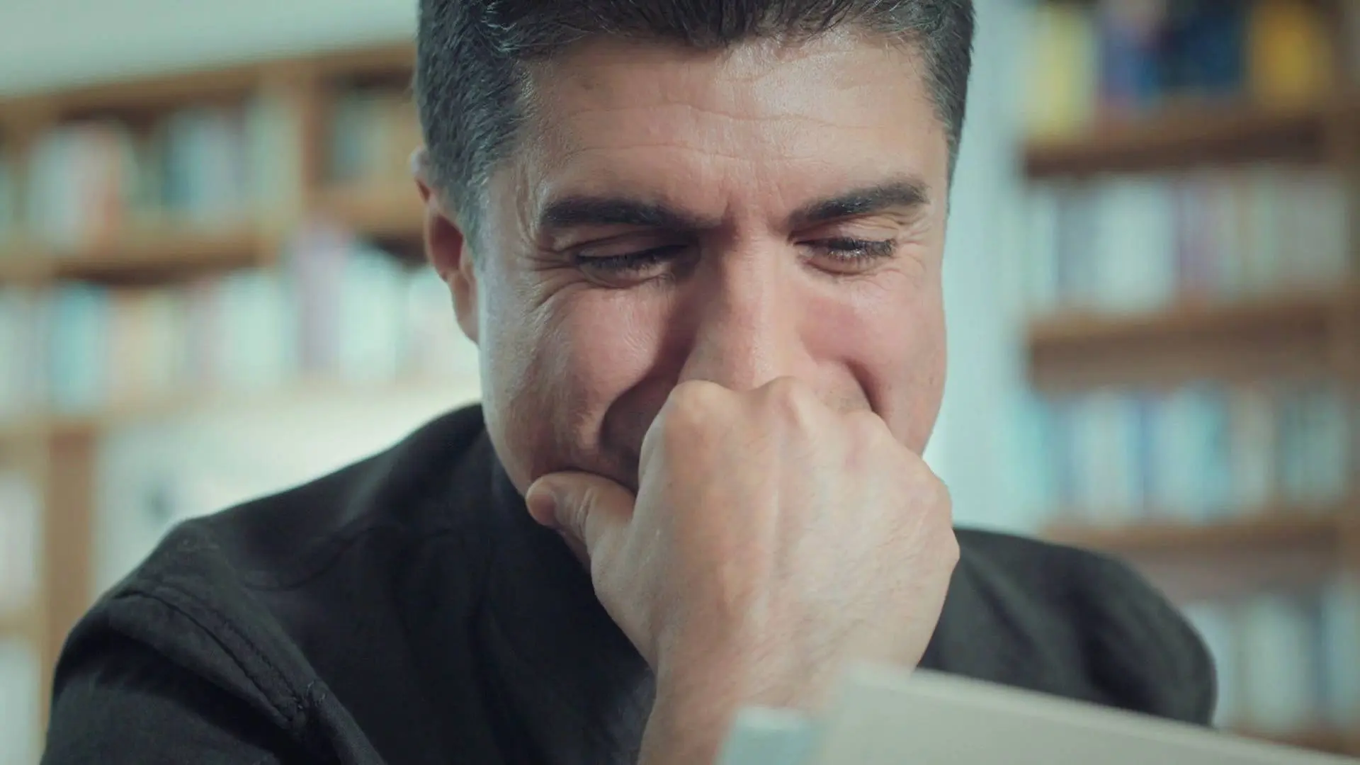 Los sentimientos enfrentados de Faruk al ver el álbum de fotos de su hijo Emir Los sentimientos enfrentados de Faruk al ver el álbum de fotos de su hijo Emir