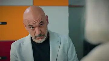 Ahmet le reprocha a la señora Sevgi que no le contaste antes que Ömer es su hijo: "¿No pensaste que tenía derecho a saberlo?" Ahmet le reprocha a la señora Sevgi que no le contaste antes que Ömer es su hijo: "¿No pensaste que tenía derecho a saberlo?"