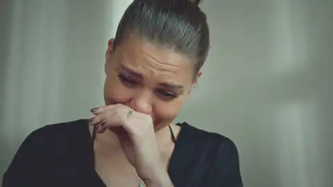 La emotiva despedida de Süreyya a su bebé La emotiva despedida de Süreyya a su bebé