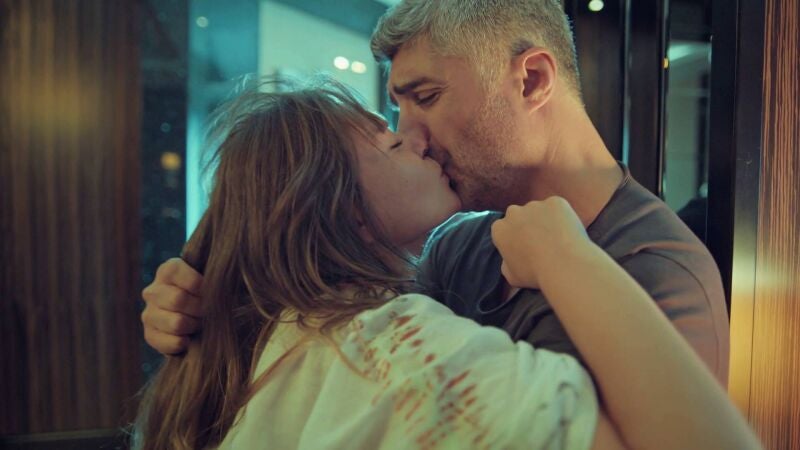 El perdón más anhelado: Faruk y Süreyya se reconcilian y acaban besándose