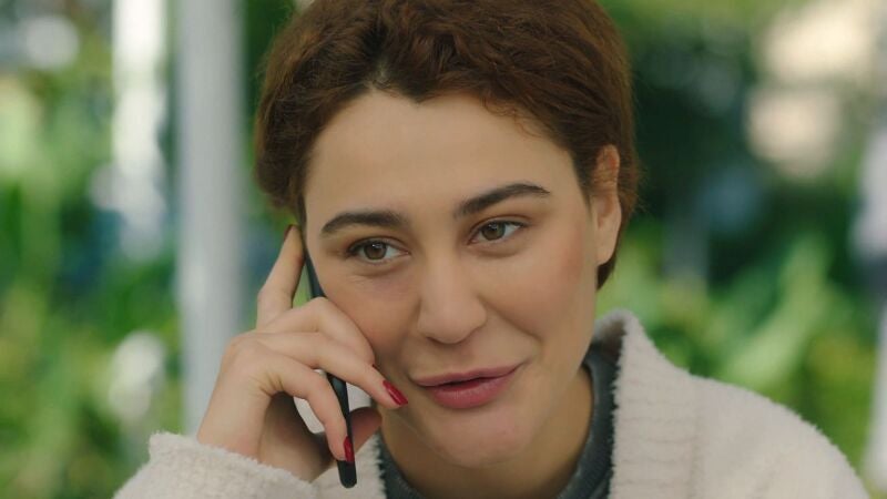 ¿A qué juega Hande? Asegura estar embarazada de Yaman y llama a Betül para decírselo