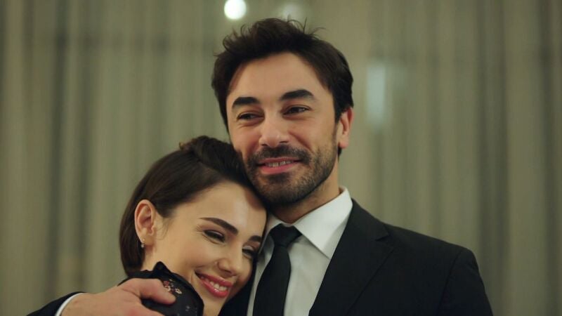 La pedida de mano entre Ferit y Ayse es un éxito, pero Sahin sigue con sus planes y Azade parece ausente