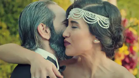 ¡Se masca la tensión en la boda de Dilara y Adem! La familia Boran están a punto de estallar  ¡Se masca la tensión en la boda de Dilara y Adem! La familia Boran están a punto de estallar