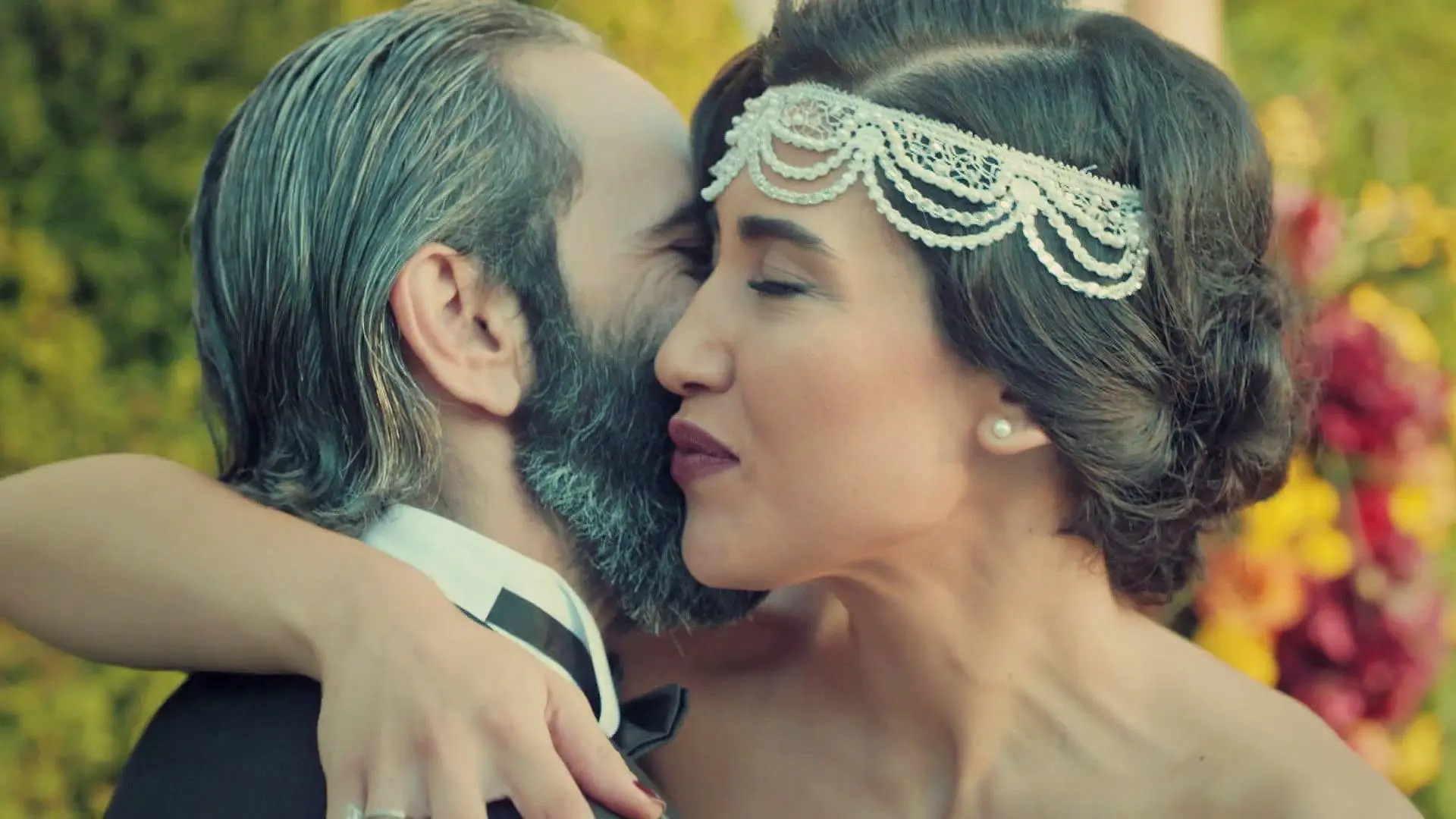 ¡Se masca la tensión en la boda de Dilara y Adem! La familia Boran están a punto de estallar ¡Se masca la tensión en la boda de Dilara y Adem! La familia Boran están a punto de estallar