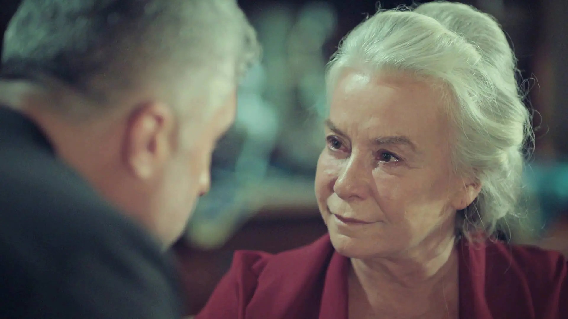 Esma cree que Süreyya es cómplice de Adem y así se lo hace saber a Faruk Esma cree que Süreyya es cómplice de Adem y así se lo hace saber a Faruk