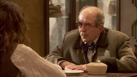 Pepa se ve obligada a confesar su gran secreto a Don Julián a la que acusa de difamadora Pepa se ve obligada a confesar su gran secreto a Don Julián a la que acusa de difamadora
