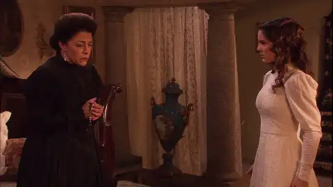 Francisca descubre que su hija se ha costado con Juan Francisca descubre que su hija se ha costado con Juan