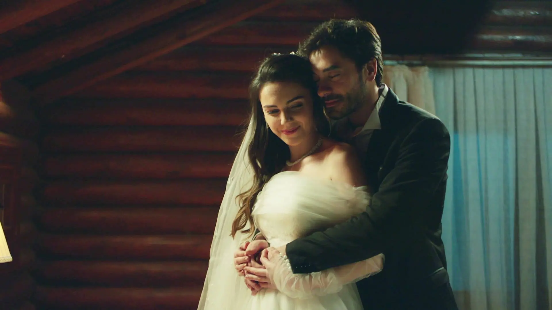Pasi&oacute;n y mucho romanticismo en la noche de bodas de Ayse y Ferit