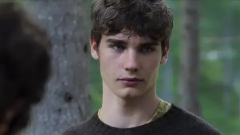 Mirko le recrimina a Nathan que no le contasen lo que Paron le hizo a su madre Mirko le recrimina a Nathan que no le contasen lo que Paron le hizo a su madre