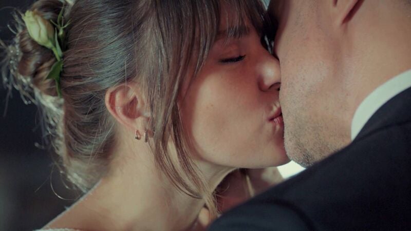 Una sorpresa para Faruk: Süreyya recupera los anillos de casados y renuevan sus votos en la intimidad 