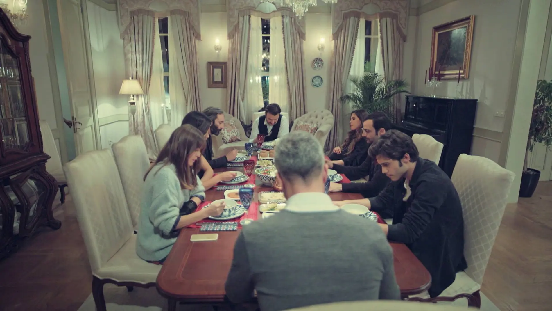 Süreyya y Faruk invitan a Adem y Dilara a cenar en la mansión: la tensión se respira en el ambiente 