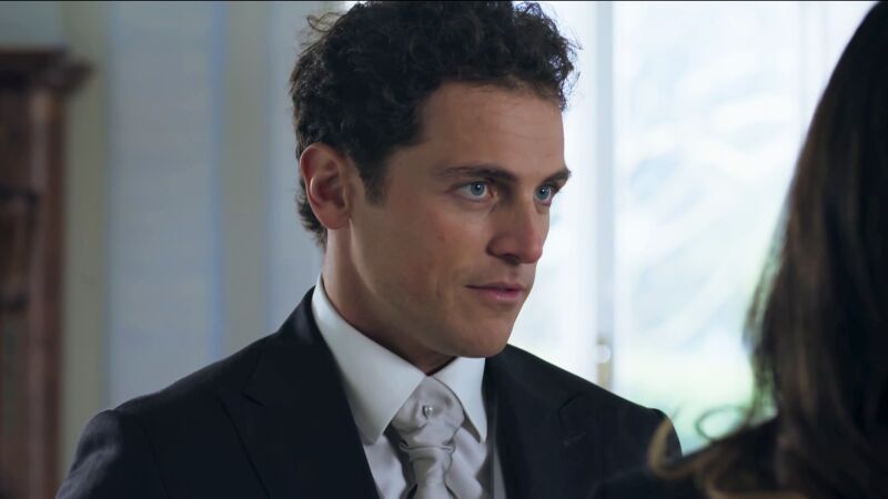 Hans, el compañero de negocios de Carolina, le recuerda la infidelidad que llevó a cabo 