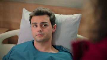 ¡La vida de Ömer no corre peligro!: El joven se recupera y le cuenta a Asiye que fue Sarp quien atropelló a Emel 
