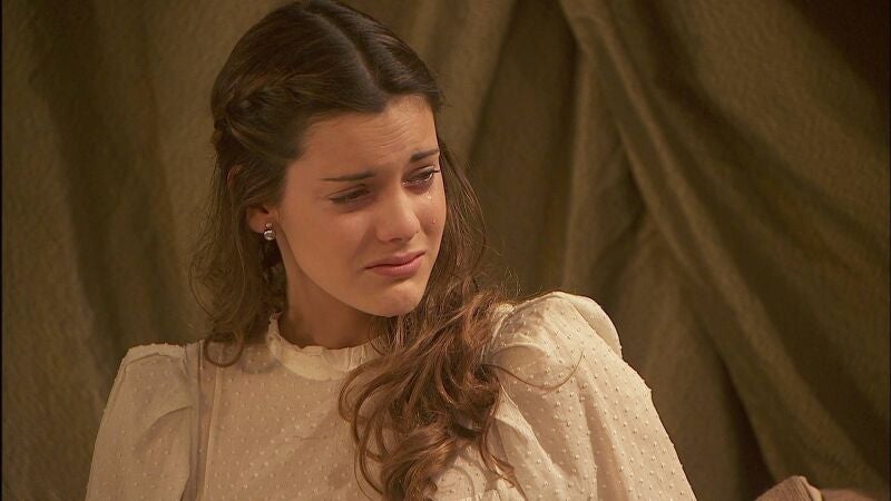 Soledad llora desconsoladamente al descubrir que Juan ha muerto