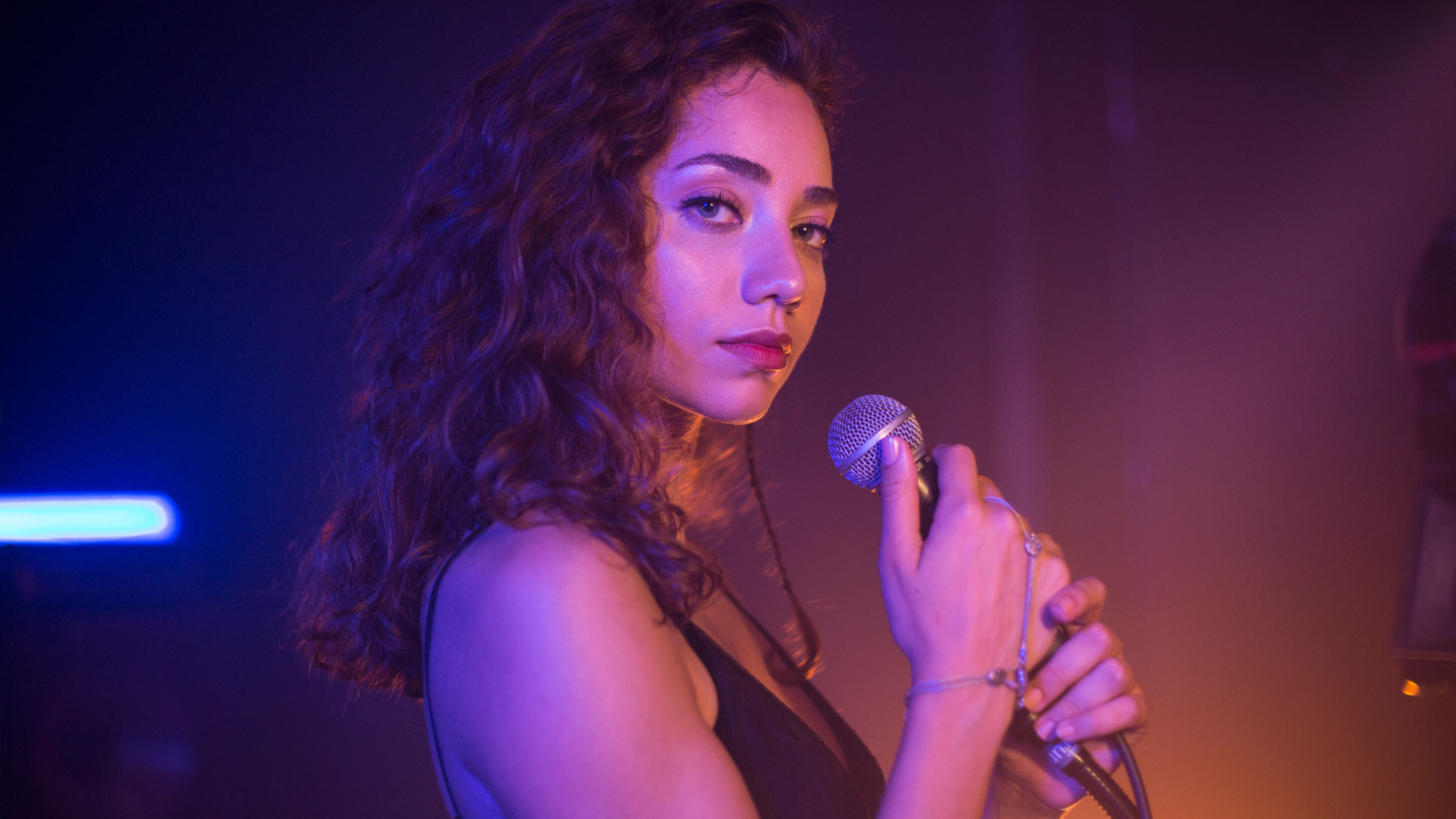 &Ouml;zge &Ouml;zacar es Azra Yilmaz 