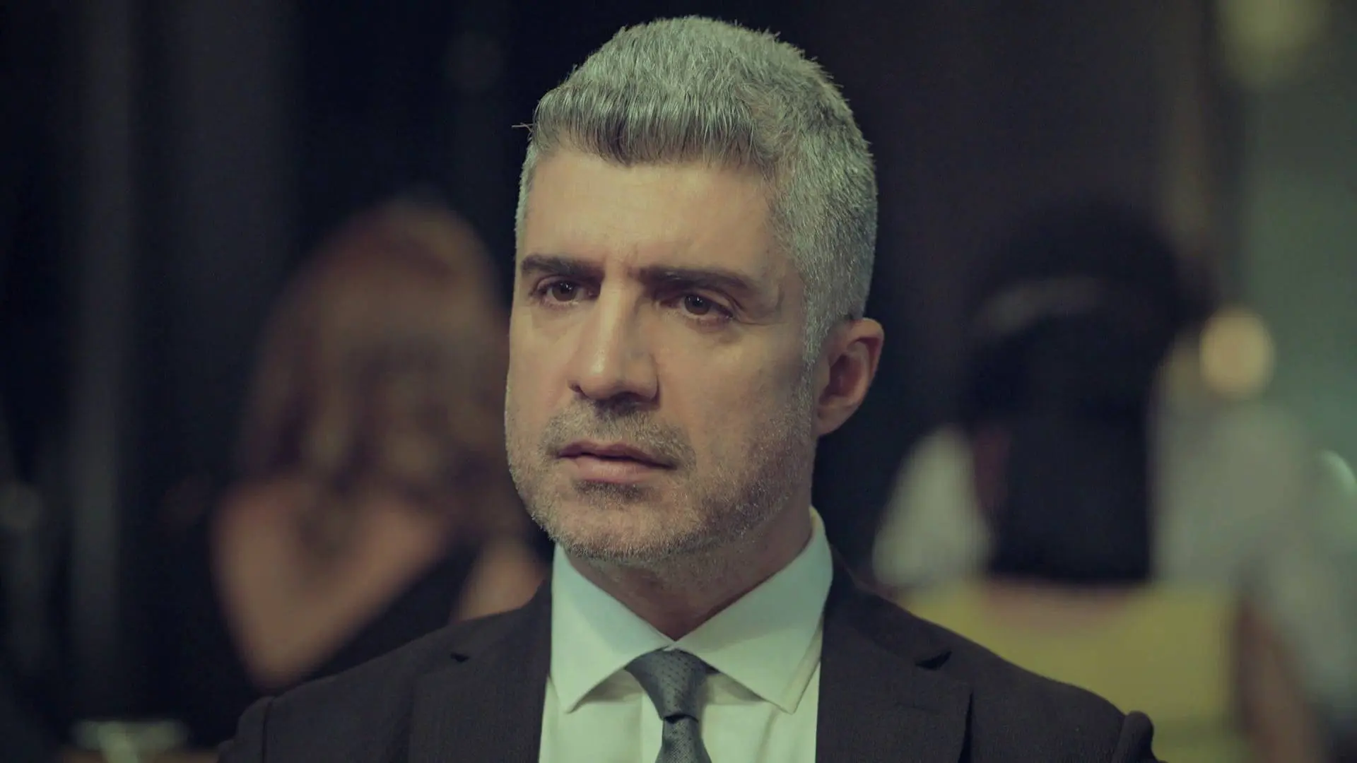 Faruk se queda de piedra al ver que Can es la pareja de Begüm Faruk se queda de piedra al ver que Can es la pareja de Begüm