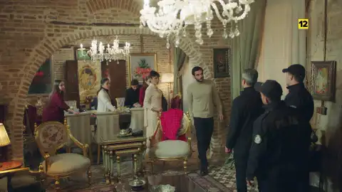 La policía llega a la mansión de los Sancakzade en busca de Yaman La policía llega a la mansión de los Sancakzade en busca de Yaman