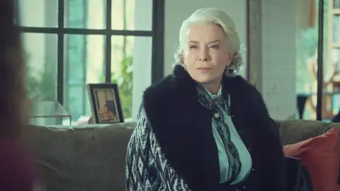 Esma estalla contra Begüm… ¡Y amenaza con quitarle la custodia de Emir! Esma estalla contra Begüm… ¡Y amenaza con quitarle la custodia de Emir!