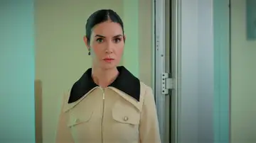 Suzan comienza a sospechar que pasa algo raro entre Akif y Nebahat… ¿Descubrirá que la están engañando? Suzan comienza a sospechar que pasa algo raro entre Akif y Nebahat… ¿Descubrirá que la están engañando?