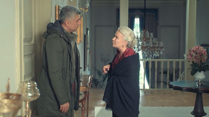 Esma se enfada con Faruk por la forma en que ha llevado su crisis con Süreyya