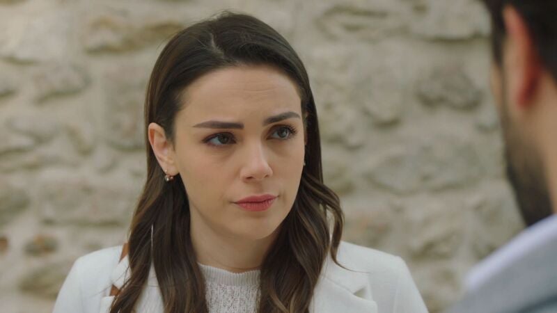 Ferit intenta explicarle a Ayse el por qué tiene un colgante de otra mujer en su chaqueta