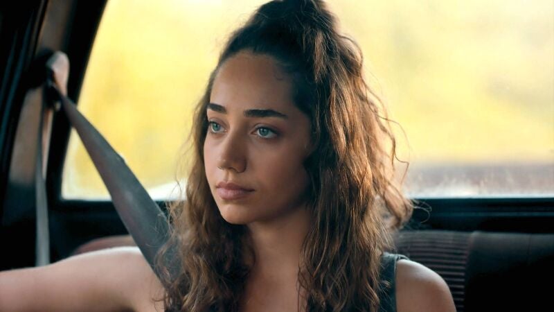 Azra se hace pasar por Çilem para huir de un peligroso hombre que la persigue