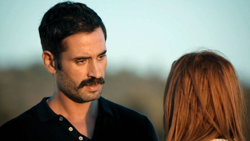 Deren sufre un accidente de tráfico y un joven se ofrece a ayudarla