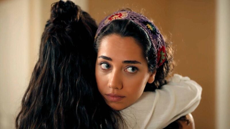 Ipek conoce por vez primera a Azra que se presenta como su hermana Çilem